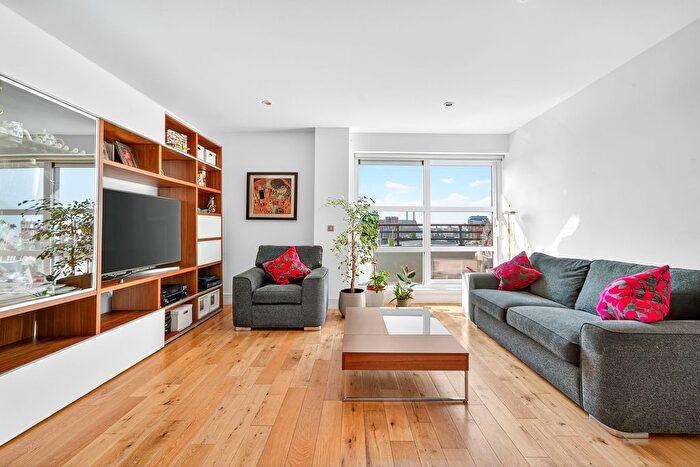 2 Bedroom Flat For Sale In Cornell Square, London, SW8