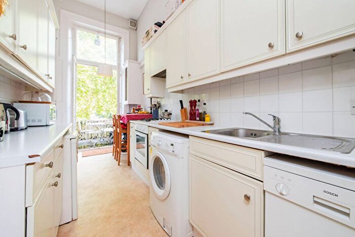 3 Bedroom Flat To Rent In Nevern Square, Earls Court, London, SW5