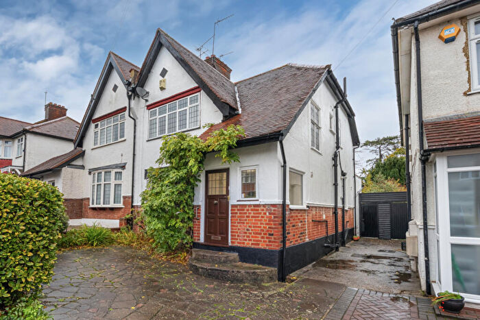 3 Bedroom House To Rent In Highlands Road, Barnet, EN5