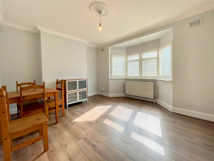 3 Bedroom Flat To Rent In North End Road, Garden Suburb, London, NW11