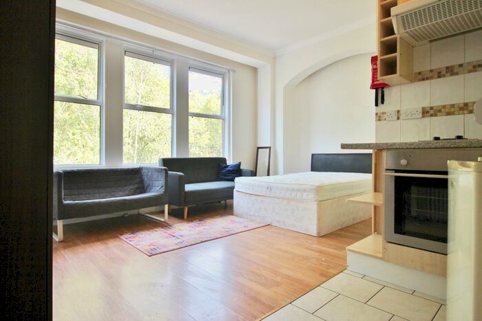 Studio To Rent In Kings Avenue, London, N10