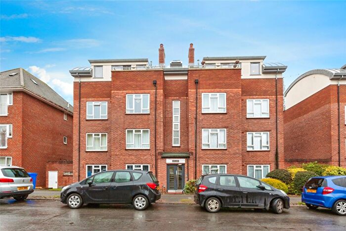 1 Bedroom Flat For Sale In Courtlands, Maidenhead, Berkshire, SL6