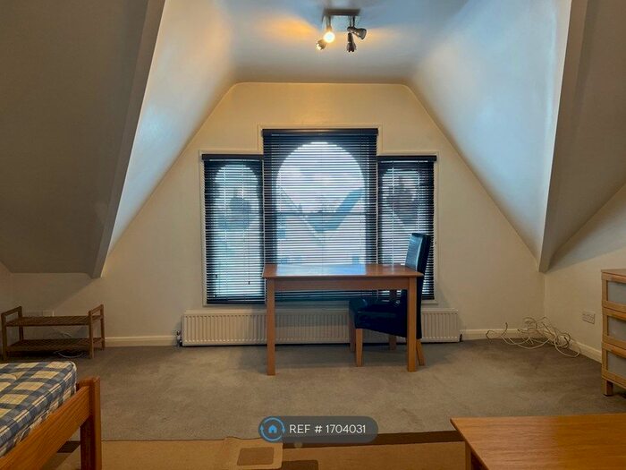 Studio To Rent In Whittington Road, London, N22