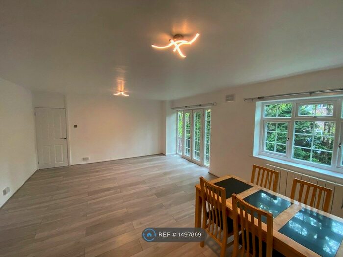 2 Bedroom Flat To Rent In Lea Court, Stockport, SK4