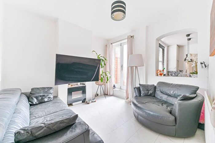 2 Bedroom Flat For Sale In Gipsy Road, West Norwood, London, SE27