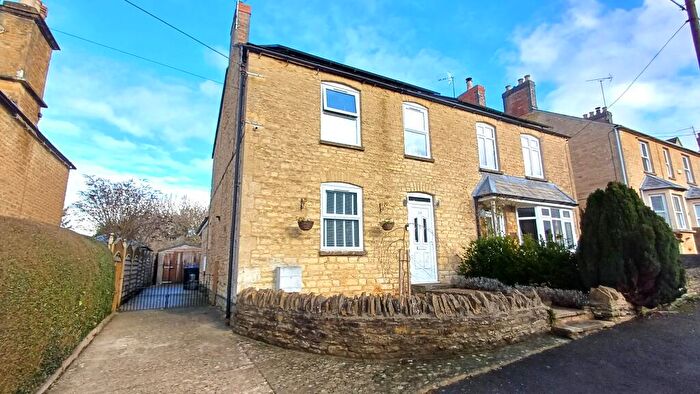 3 Bedroom Semi-Detached House For Sale In The Leys, Chipping Norton, OX7