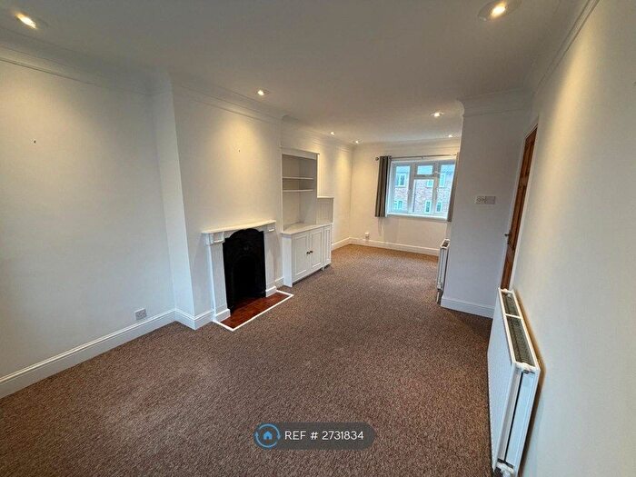 1 Bedroom Flat To Rent In Byng Drive, Potters Bar, EN6
