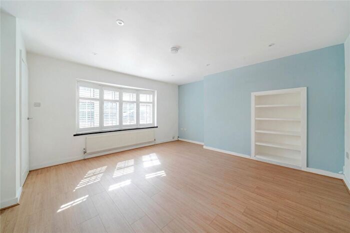 3 Bedroom End Of Terrace House For Sale In Franklyn Road, Walton-On-Thames, KT12