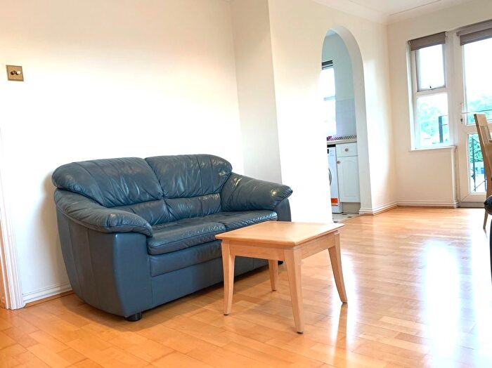 2 Bedroom Flat To Rent In Page Street, Mill Hill, London, NW7