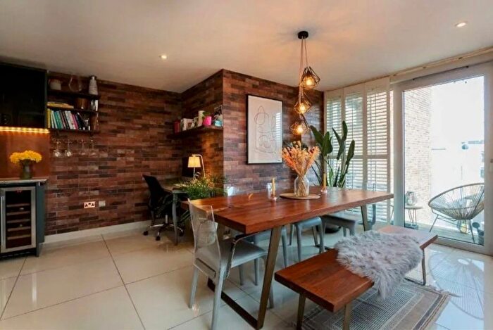 2 Bedroom Flat To Rent In Richmond Road, London, E8