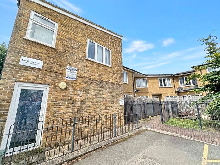 2 Bedroom Flat To Rent In Lancaster Court, Uxbridge, UB8