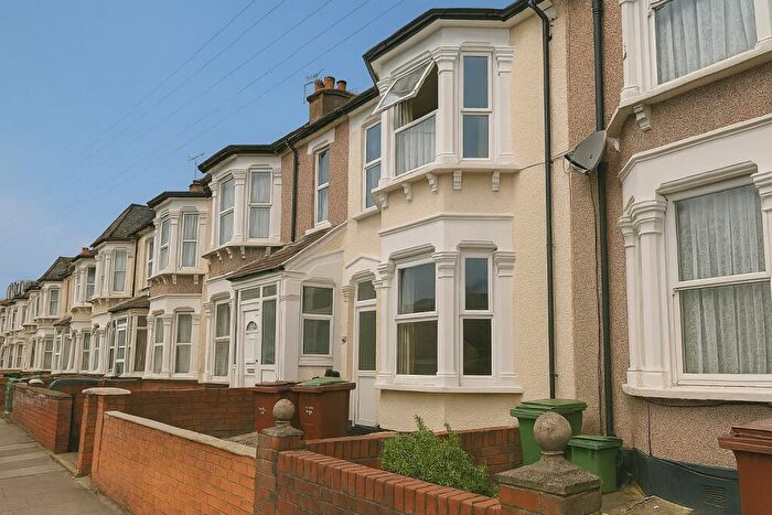 4 Bedroom House To Rent In Thorpe Road, Barking, IG11