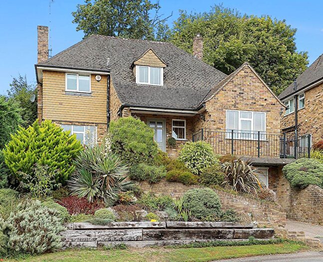 5 Bedroom Detached House For Sale In St James Close, Pangbourne - Bedrooms. Walk To Shops & Station To London, RG8