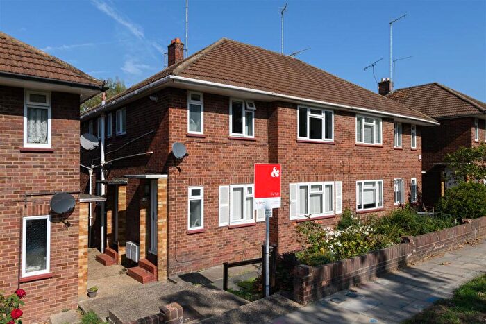2 Bedroom Maisonette For Sale In The Vale, London, N14
