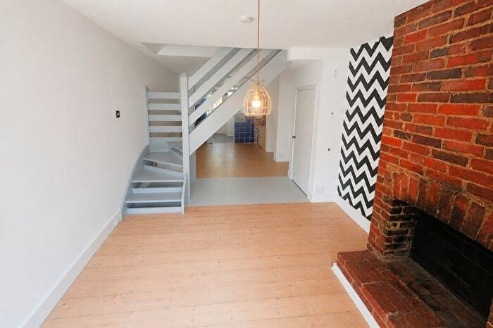 2 Bedroom Cottage To Rent In High Path Road, Guildford, GU1