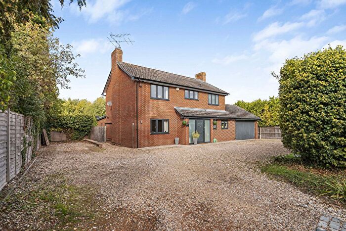 4 Bedroom Detached House For Sale In Station Road, Grove, OX12