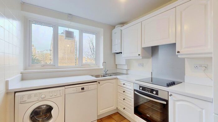 3 Bedroom Flat To Rent In Hayward Gardens, London, SW15