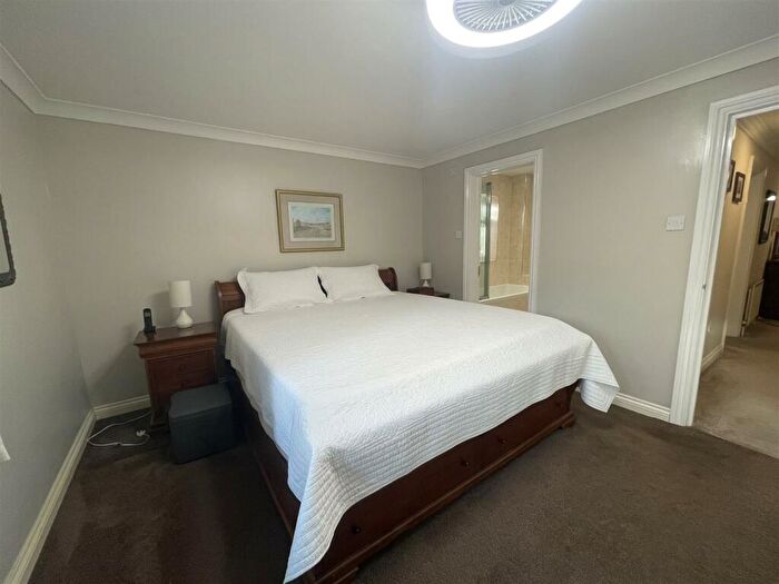 1 Bedroom Flat To Rent In Lefroy Park, Fleet, GU51