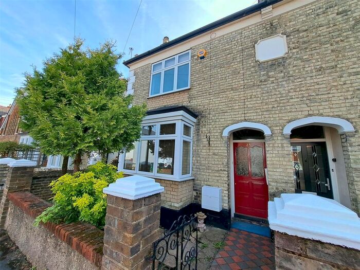 3 Bedroom Semi-Detached House To Rent In Richmond Road, Staines-Upon-Thames, Surrey, TW18