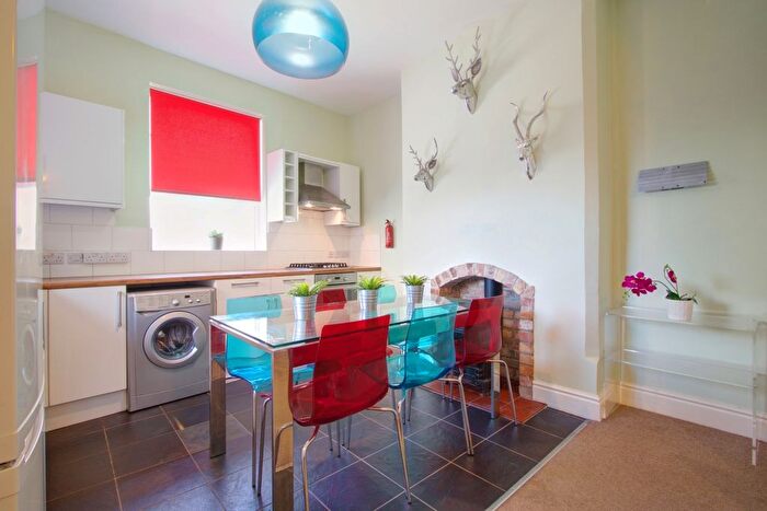 6 Bedroom Terraced House To Rent In Forest Grove, Nottingham, NG1