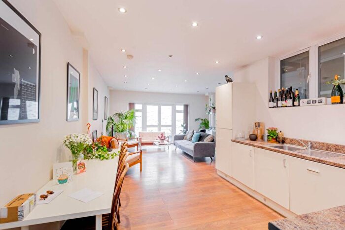 2 Bedroom Flat To Rent In Kingsland High Street, Dalston, London, E8