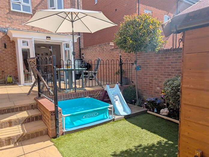 3 Bedroom End Of Terrace House For Sale In Denman Drive, Newbury, RG14