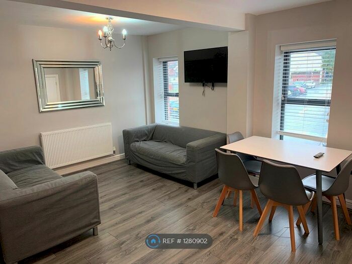 5 Bedroom Flat To Rent In County Road, Ormskirk L39
