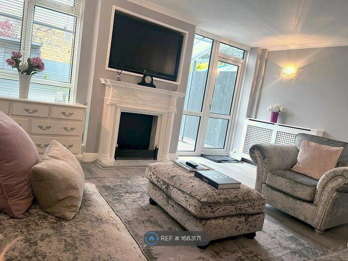 2 Bedroom Terraced House To Rent In Dunston Road, London, SW11