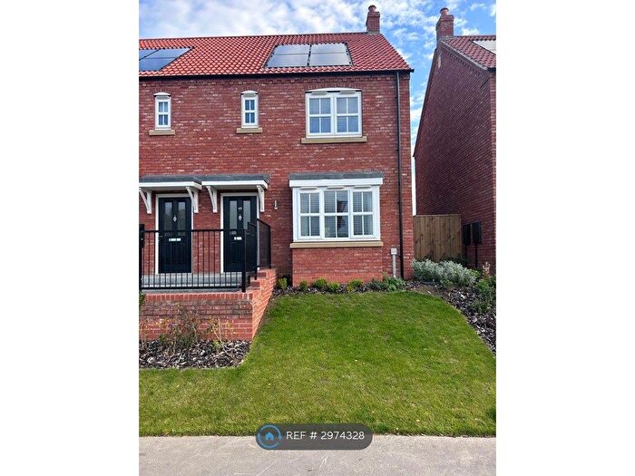 3 Bedroom Semi-detached House To Rent In Barnes Way, Kingswood, HU7
