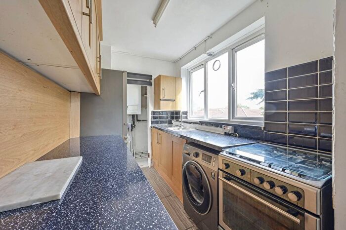 2 Bedroom Flat To Rent In Tildesley Road, Putney Heath, London, SW15