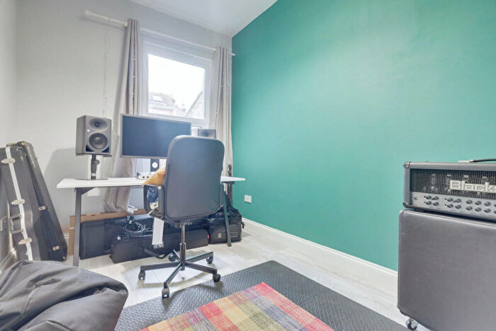 1 Bedroom Flat For Sale In Gordon Road, Southend-on-sea, SS1