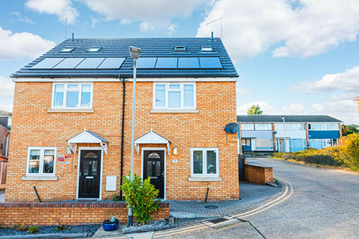 3 Bedroom Semi-Detached House For Sale In Saffory Close, Leigh-on-sea, SS9