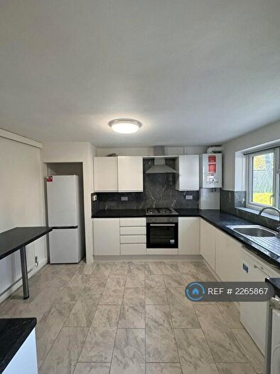 5 Bedroom Semi-Detached House To Rent In West Close, London, N9