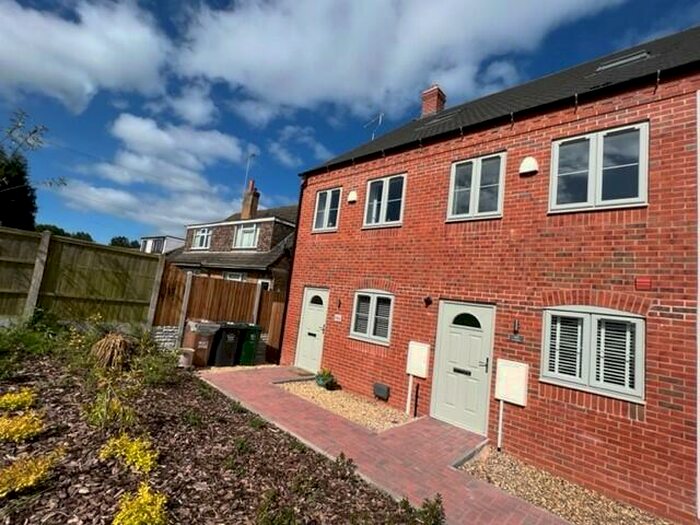 3 Bedroom Town House To Rent In Fox Gardens. Hartshorne, DE11