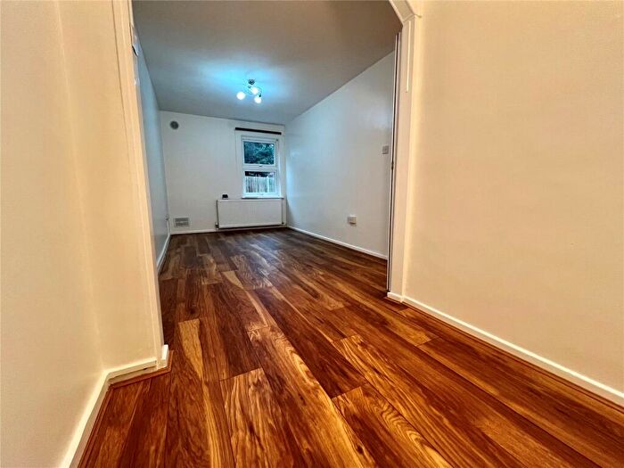 2 Bedroom Apartment To Rent In Tash Place, London, N11