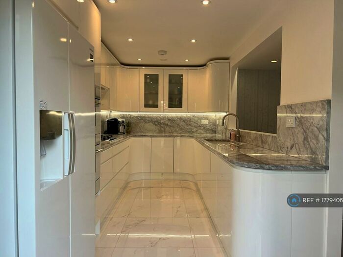 2 Bedroom Flat To Rent In Beach Lodge, London, N3