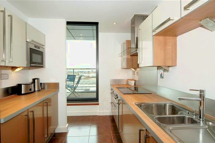 3 Bedroom Flat To Rent In Neutron Tower, Blackwall Way, Blackwall Way, London, E14