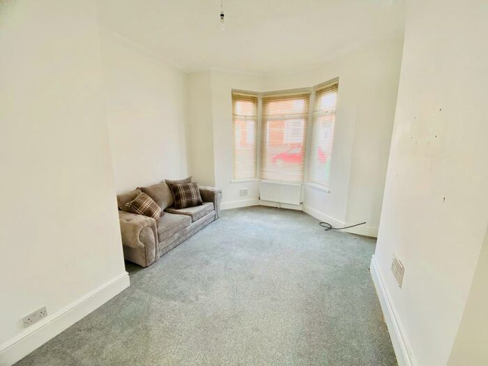 3 Bedroom Flat To Rent In Amherst Crescent, Barry, CF62