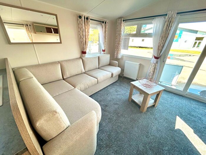 2 Bedroom Mobile/park Home For Sale In Southfield Lane, Tunstall, Hull, HU12