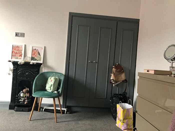 House To Rent In Bankfield Terrace, Burley, Leeds, LS4