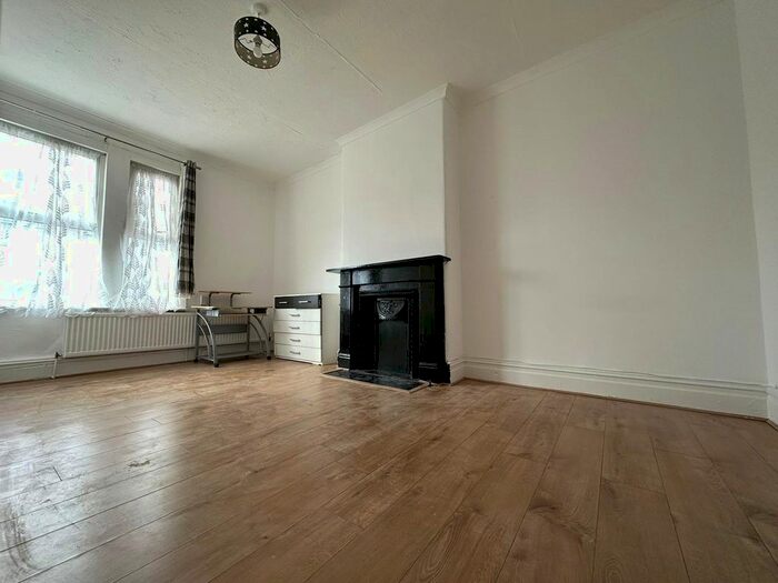 3 Bedroom Flat To Rent In St. Albans Road, Watford, Hertfordshire, WD24