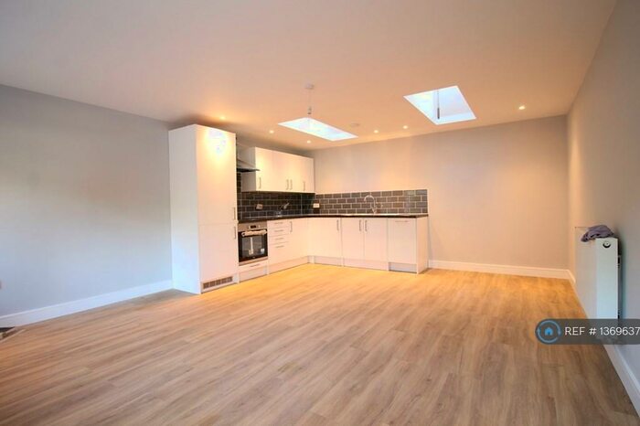 1 Bedroom Flat To Rent In Bath Hill, Keynsham, Bristol, BS31