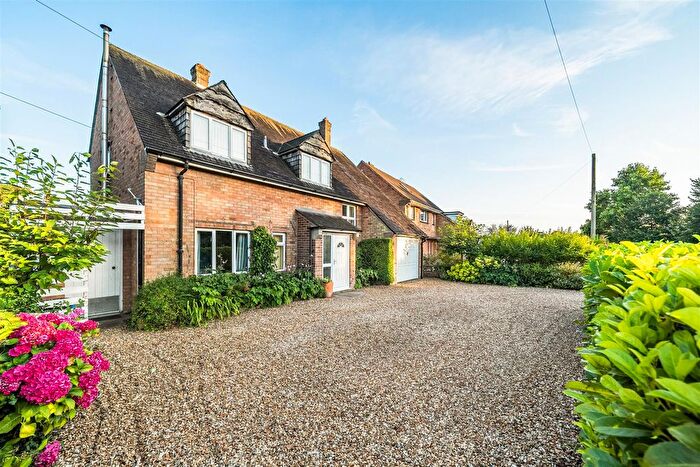 4 Bedroom Detached House For Sale In Queens Road, Devizes, SN10