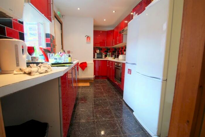 7 Bedroom Terraced House To Rent In Manor Drive, Hyde Park, Leeds, LS6