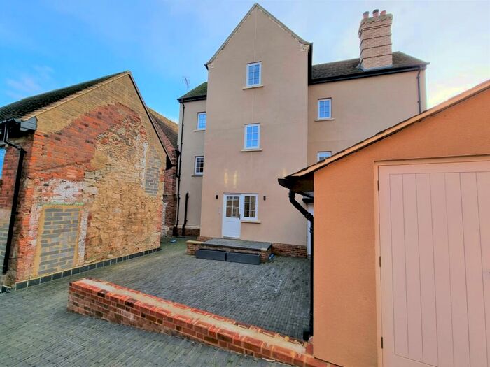 2 Bedroom Apartment To Rent In Fleece Yard, Buckingham, Buckinghamshire, MK18