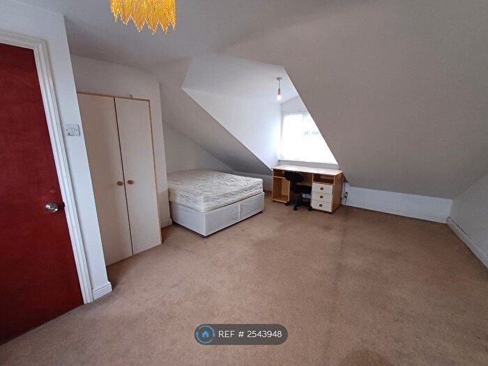 3 Bedroom Flat To Rent In Vicarage Lane, London, E15