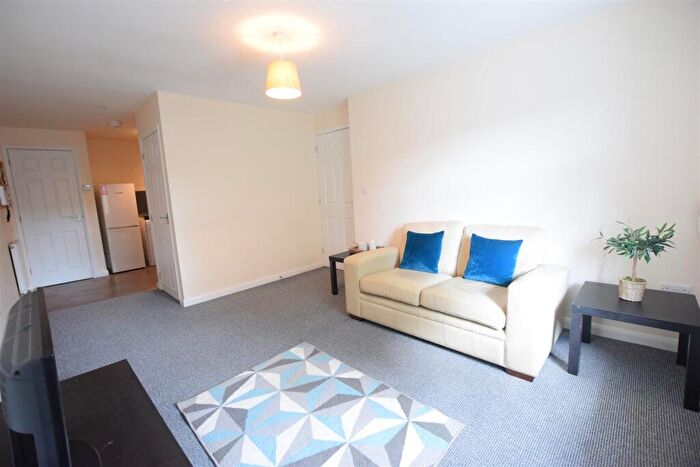 2 Bedroom Flat To Rent In Shakespeare Mews - Student Apartment - /, LN5
