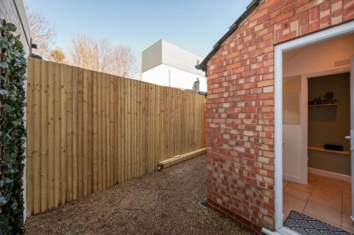 1 Bedroom Flat For Sale In Kingston Road, Raynes Park, SW20