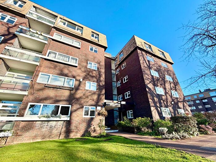 3 Bedroom Flat For Sale In Lodge Close, Edgware, HA8