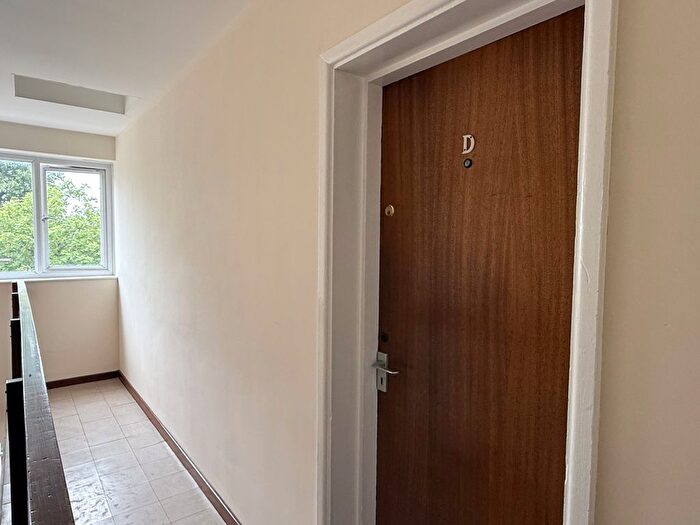 2 Bedroom Flat To Rent In Trull Road, Taunton, Somerset, TA1